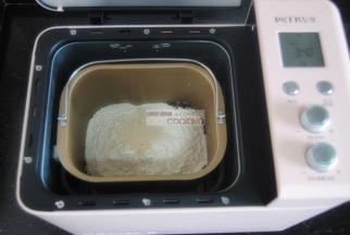 2，再把干粉类放入面包机桶内，记得盐和干酵母分开放入。