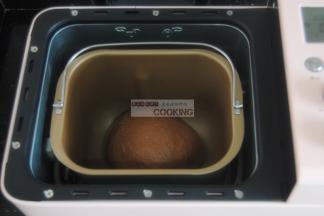 4，面包机的设定是揉面8分钟后松弛5分钟再进行揉面8分钟，大约20分钟后，即可开始检查面团状态（我用的是PE8890面包机，揉面程序是这样设定的，其他款面包机请参照）