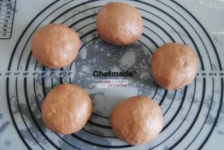 将面团取出排气分成5等份，大约100克每份。