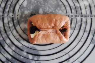 将上下两端往中间压紧