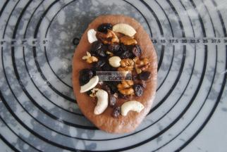 8，取其中一个擀开成长椭圆形，放入适量的坚果。