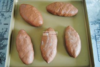 放入烤盘里发酵，每一个互相之间都要留有空隙，以免发酵到2倍大小后粘合在一起了。