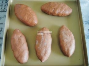 放入烤盘里发酵，每一个互相之间都要留有空隙，以免发酵到2倍大小后粘合在一起了。