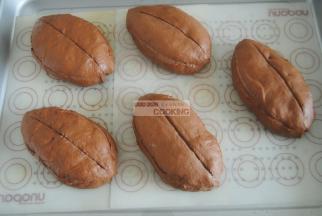 12，发酵好后的面胚用割面刀竖向割出三道口子