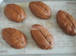 12，发酵好后的面胚用割面刀竖向割出三道口子