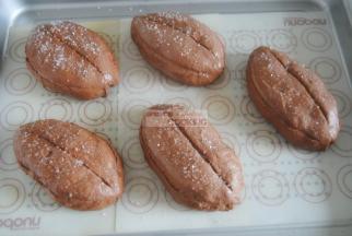 在面胚的表面刷上一层薄薄的奶液后，撒上粗砂糖