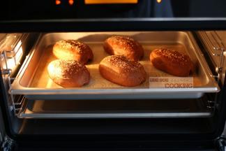 烤箱上下管190度预热好后，把面胚放入烤箱中层烤制18分钟即可，如怕上色过重，期间可以盖上锡纸