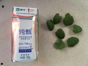 我用的纯真酸奶，用安慕希也很好喝，薄荷叶清洗干净备用