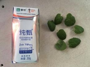 我用的纯真酸奶，用安慕希也很好喝，薄荷叶清洗干净备用