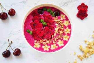 最后再装饰上车厘子跟薄荷