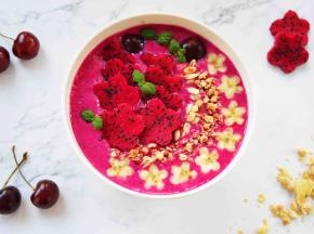 最后再装饰上车厘子跟薄荷