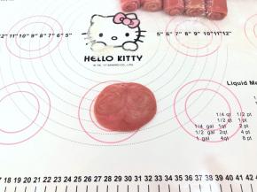 12、松弛好的面团取出，两边按向中间。