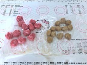 3、水油皮和油酥分成12等份盖上保鲜膜松弛15分钟。