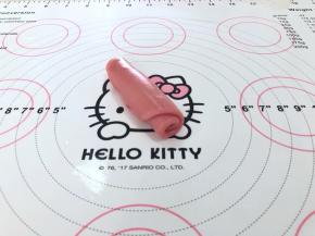 9、自下而上卷起，继续盖上保鲜膜松弛15分钟。