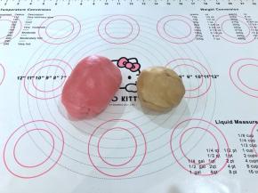 1、水油皮和油酥材料分别混合均匀后装入保鲜袋放入冰箱冷藏一个小时。