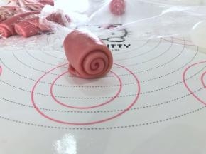 11、自下而上卷起，盖上保鲜膜松驰15分钟。