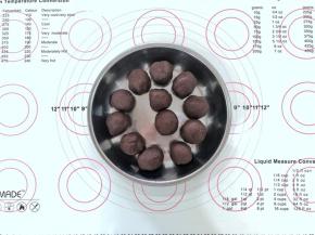 4、红豆沙分成12等份，揉成小球盖上保鲜膜备用。