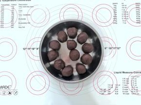 4、红豆沙分成12等份，揉成小球盖上保鲜膜备用。