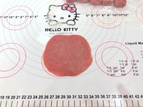 13、擀成中间厚边缘薄的皮。