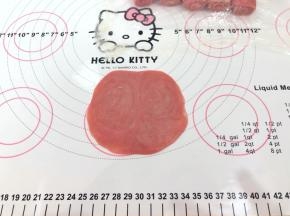13、擀成中间厚边缘薄的皮。