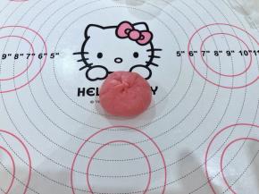 6、捏紧收口处。