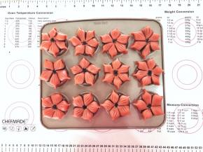 18、码入学厨乌比派烤盘中，花心部分用筷子沾上黑芝麻。