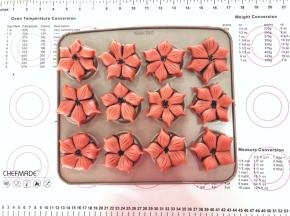 18、码入学厨乌比派烤盘中，花心部分用筷子沾上黑芝麻。