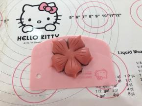 17、用大拇指和食指捏出花瓣的形状。