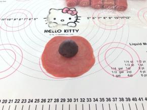 14、包入红豆沙馅。