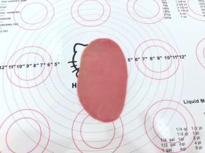 8、取一份收口朝上擀成牛舌状。