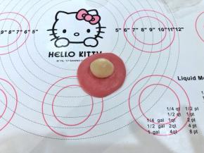 5、松弛好的水油皮直接按压成圆形包入油酥。