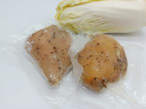 鸡胸肉2包、每包100克、提前从冷冻放室外回温，白菜适量，食光社的辛香黑椒鸡胸肉也可以回温以后直接切开食用，也可以搭配蔬菜炒一下吃。