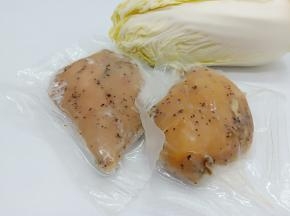 鸡胸肉2包、每包100克、提前从冷冻放室外回温，白菜适量，食光社的辛香黑椒鸡胸肉也可以回温以后直接切开食用，也可以搭配蔬菜炒一下吃。