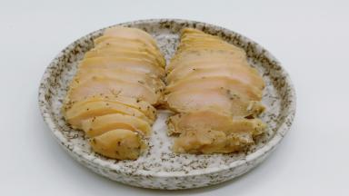 鸡胸肉切片，尝了一块、肉质细嫩、咸淡正好。