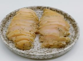 鸡胸肉切片，尝了一块、肉质细嫩、咸淡正好。