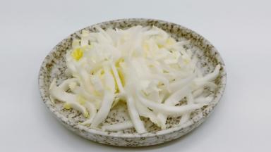 白菜切成细丝。