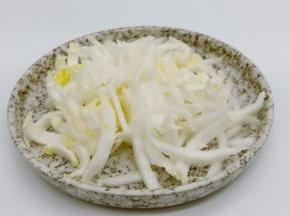 白菜切成细丝。