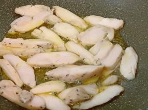 锅里加适量的菜籽油，加生姜、蒜炒香、放切好的鸡胸肉煎一下。