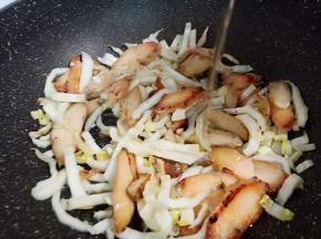 加白菜丝翻炒片刻，加适量的料酒。