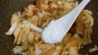 生抽一勺，细盐半勺味精少许调味。