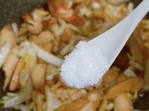 生抽一勺，细盐半勺味精少许调味。