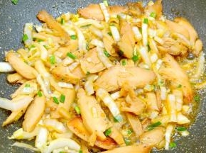 出锅前撒点葱花翻炒即可出锅。