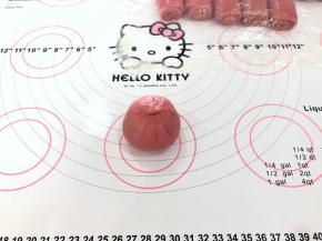 15、捏紧收口处。