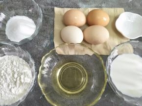 准备食材，分蛋到无水无油的容器中。
