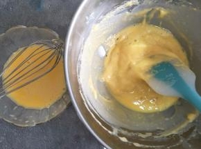 烫面糊加入盐，搅匀，蛋黄液分次倒入面糊中。
