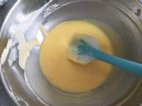 搅拌成比较细腻的蛋黄糊。