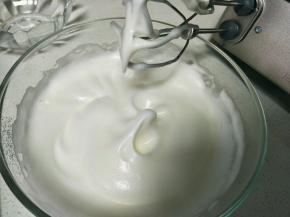 蛋白分次加入细砂糖，打发到小弯钩状态。