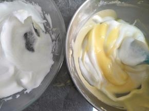 取一部分到蛋黄糊中，翻拌均匀。