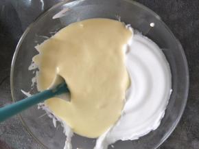 倒入蛋白盆中，翻拌均匀。