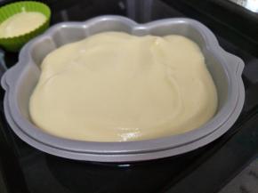 倒入模具中，轻轻震一下模具震出大气泡。放到加了水的烤盘中。